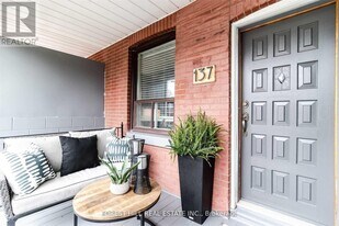 137 Earlscourt Ave in Toronto, ON - Building Photo
