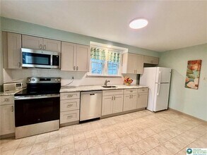 221 E Chestnut St in Nazareth, PA - Foto de edificio - Building Photo