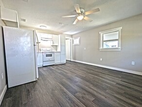 38740 11th Ave in Zephyrhills, FL - Foto de edificio - Building Photo
