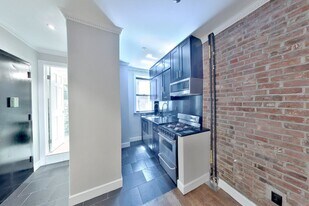 434 W 52nd St, Unit 7 in New York, NY - Building Photo