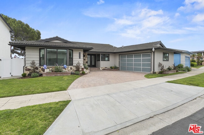 4444 Don Felipe Dr in Los Angeles, CA - Building Photo - Building Photo