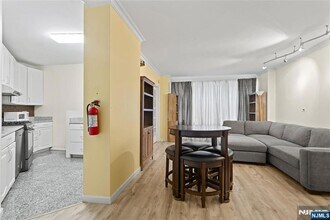 7004 JFK Blvd E, Unit 6a in Guttenberg, NJ - Foto de edificio - Building Photo