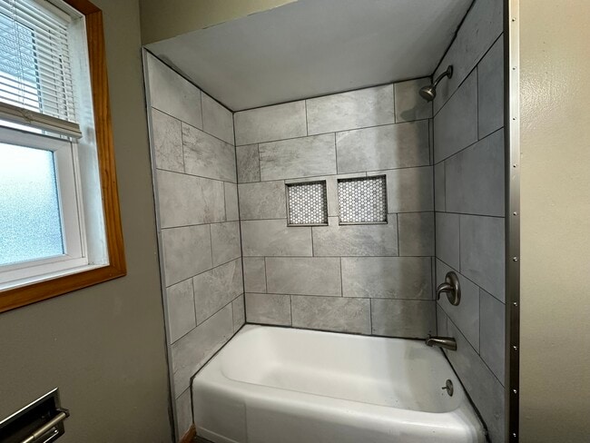 716 15th Ave SE in Dyersville, IA - Building Photo - Building Photo