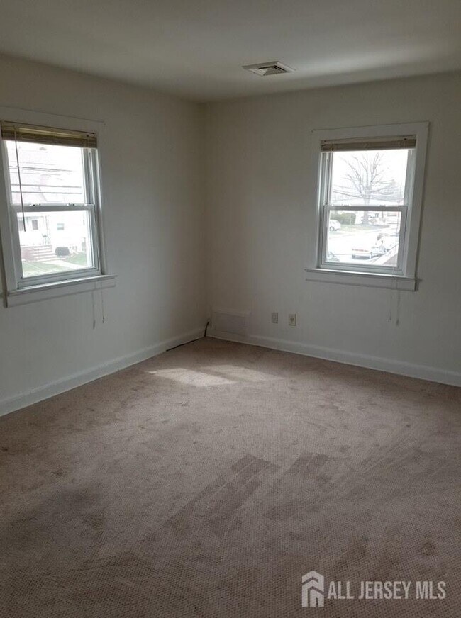 33 Avenel St in Woodbridge Township, NJ - Building Photo - Building Photo