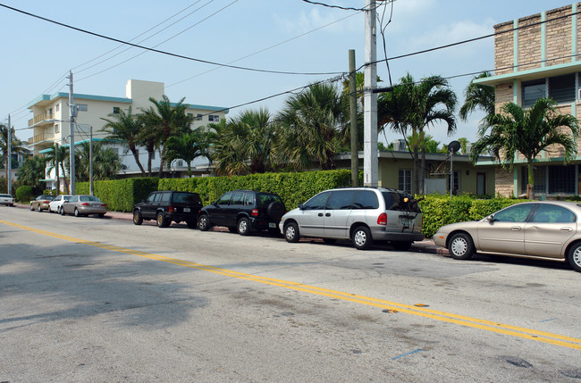 Vista Villa Gardens in Miami Beach, FL - Building Photo - Building Photo