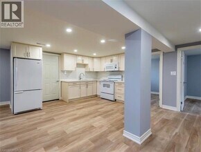 431 E 36th St in Hamilton, ON - Building Photo - Building Photo