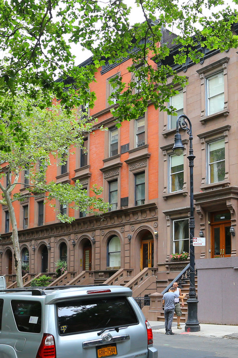 129 W 69th St in New York, NY - Foto de edificio