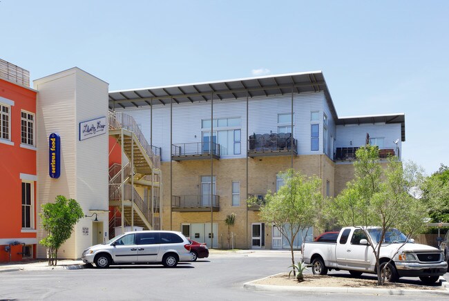 St. Benedict's Lofts in San Antonio, TX - Foto de edificio - Building Photo