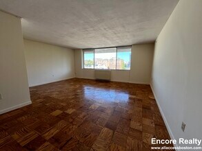 101 Monmouth St, Unit 618 in Brookline, MA - Building Photo - Building Photo