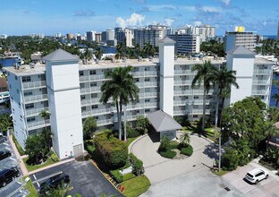 140 NE 28th Ave in Pompano Beach, FL - Foto de edificio - Building Photo