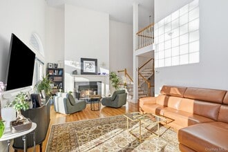 14 Wyndham Close in White Plains, NY - Building Photo - Building Photo