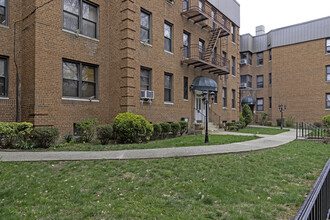 44-56 Parkway N in Yonkers, NY - Building Photo - Building Photo