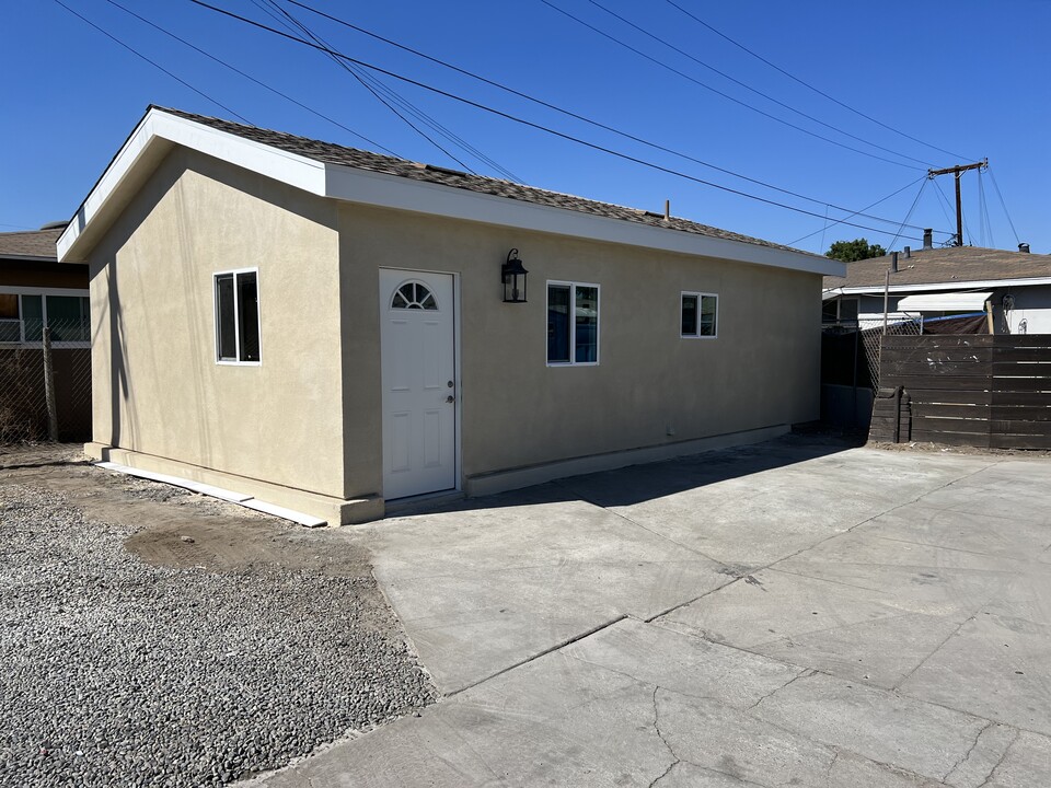 5207 Santa Ana St in Cudahy, CA - Building Photo