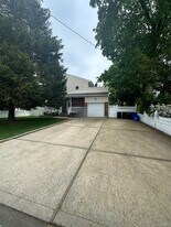 158 Farmers Ave in Lindenhurst, NY - Building Photo