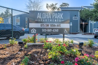 Aloha Park in Beaverton, OR - Foto de edificio - Building Photo