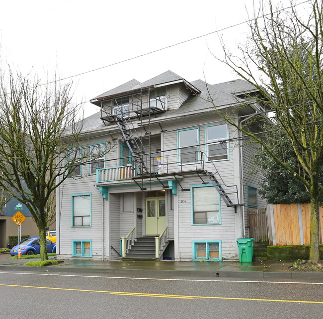 2456 NW Vaughn St in Portland, OR - Foto de edificio - Building Photo