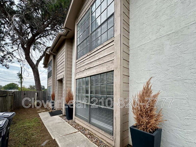 10567 Starcrest Dr in San Antonio, TX - Building Photo - Building Photo