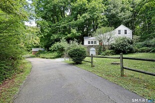 37 Peaceable St in Redding, CT - Building Photo