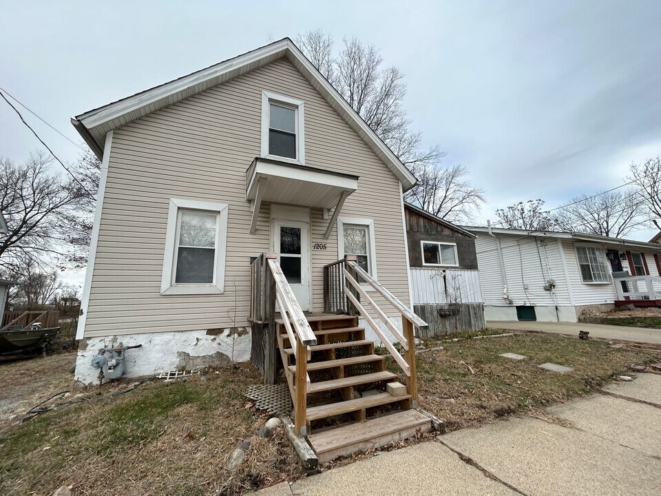1205 W Taylor St in Bloomington, IL - Building Photo
