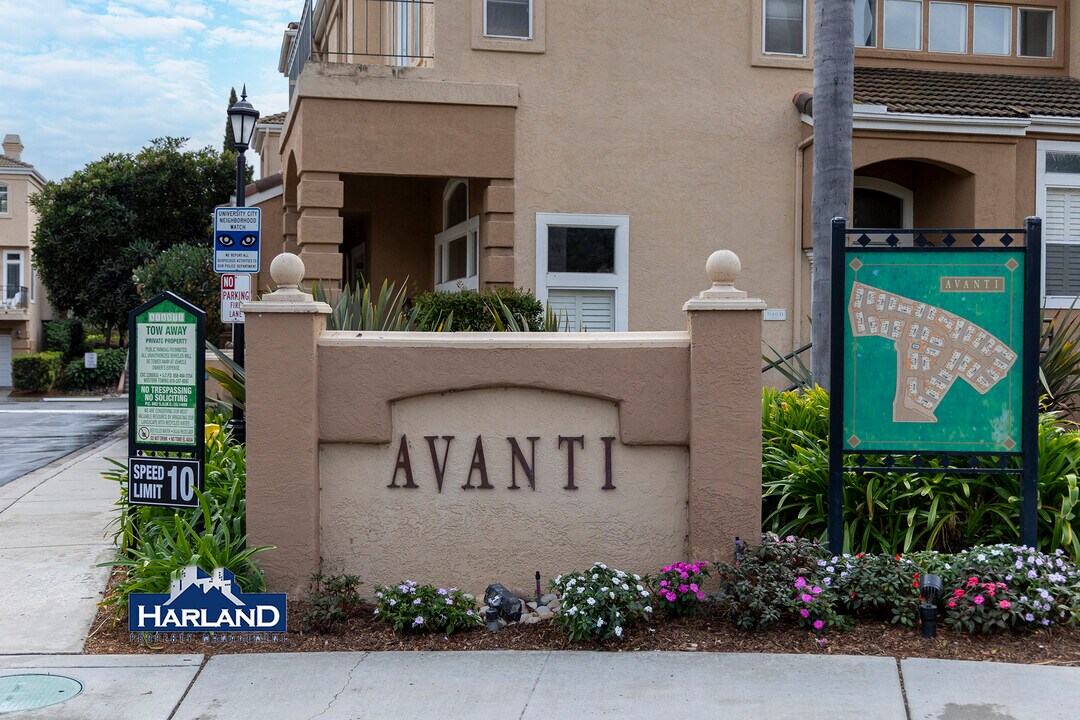 7110 Calabria Ct in San Diego, CA - Building Photo