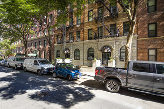 15 w 64th St in New York, NY - Building Photo - Building Photo