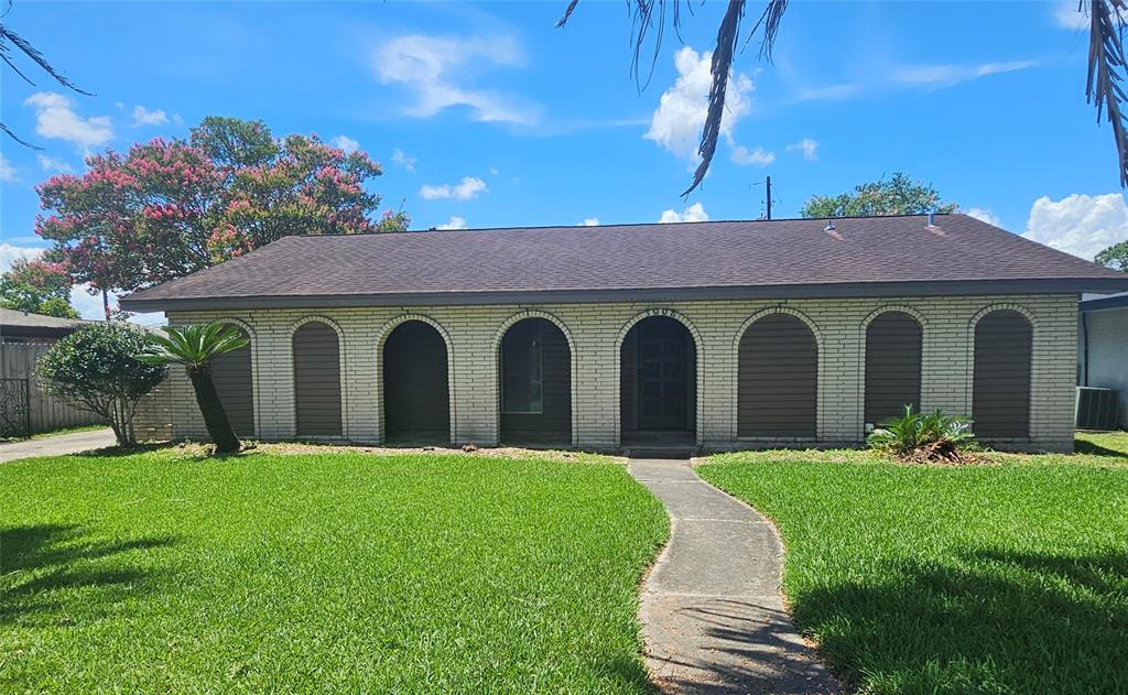 3008 Tipps Dr in Nederland, TX - Building Photo