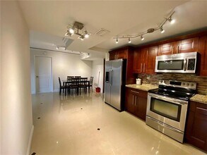 3700 N Pine Island Rd in Sunrise, FL - Foto de edificio - Building Photo