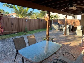 9816 NW 10 Terrace in Miami, FL - Building Photo - Building Photo