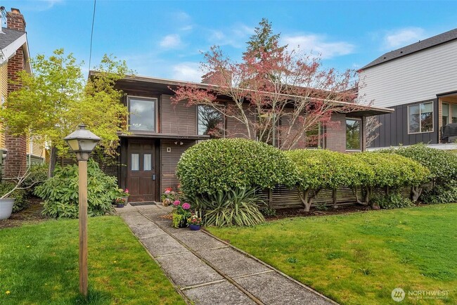 744 N 66th St in Seattle, WA - Foto de edificio - Building Photo