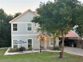 405 S Lakewood Cir in Bridgeport, TX - Building Photo