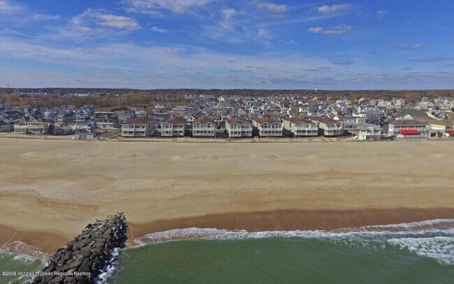 239 Beach Front, Unit 4 in Point Pleasant Beach, NJ - Building Photo - Building Photo