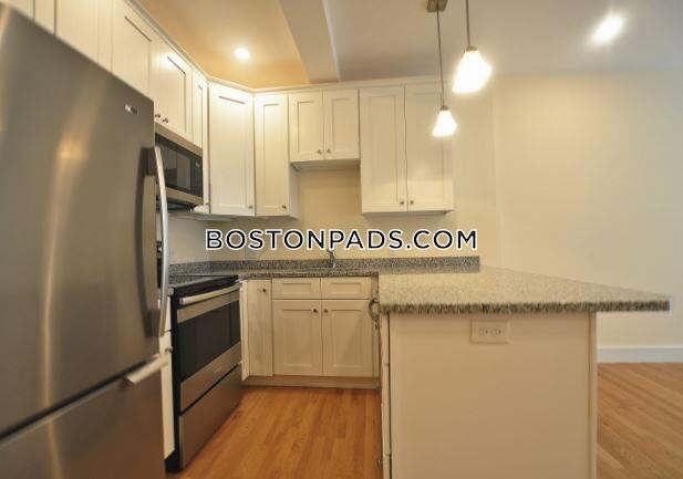 877 Beacon St in Boston, MA - Building Photo