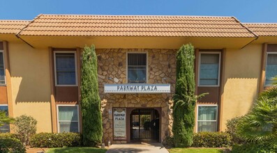 Parkway Plaza Apartments in Chula Vista, CA - Building Photo - Building Photo