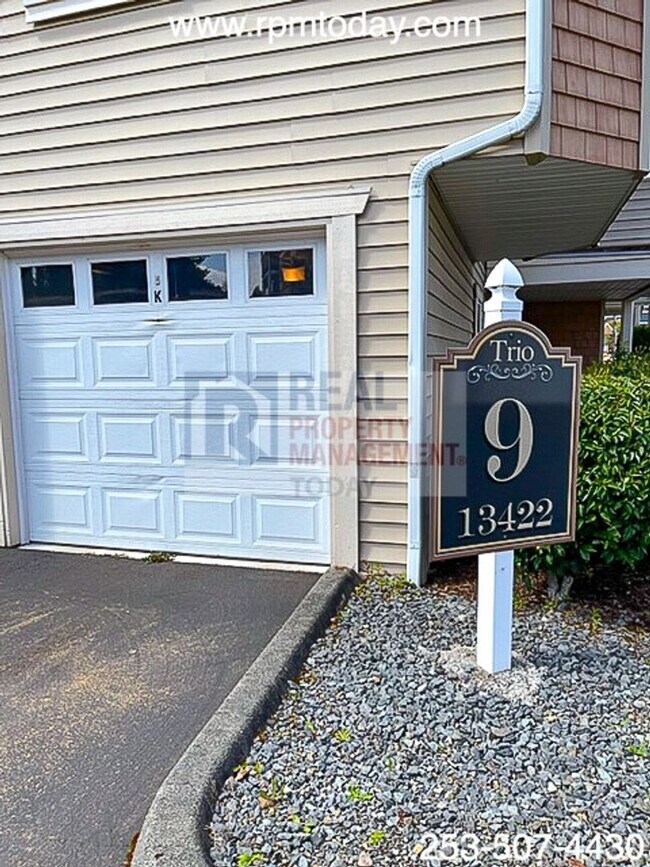 13422 97th Ave E in Puyallup, WA - Foto de edificio - Building Photo
