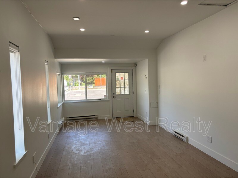 907 Sutherland Ave in Kelowna, BC - Building Photo
