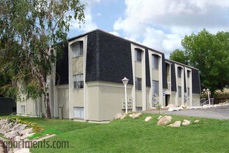 Lake Park Apartments in Washington Terrace, UT - Foto de edificio - Building Photo