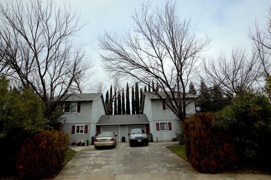 2000 Fancy Oaks Dr in Redding, CA - Building Photo