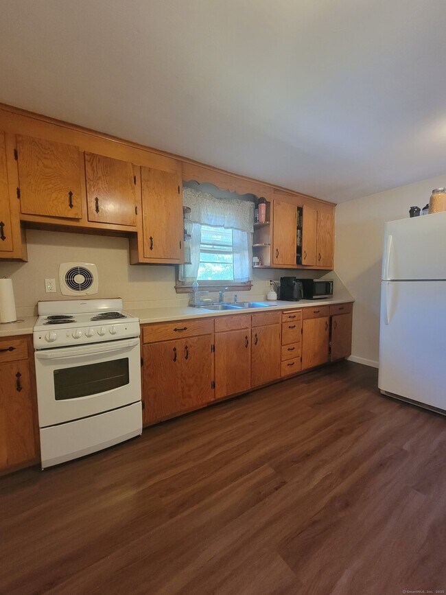 359 Brook St in Bristol, CT - Building Photo - Building Photo