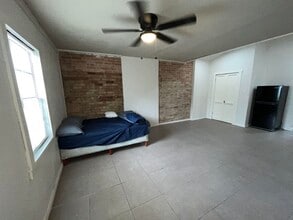 1916 Matamoros St in Laredo, TX - Building Photo - Building Photo