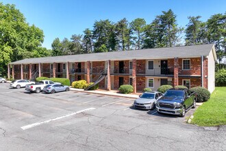 Delmonte Court Apartments in Winston-Salem, NC - Foto de edificio - Building Photo