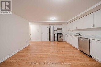 137 Terry Fox Dr in Barrie, ON - Building Photo - Building Photo