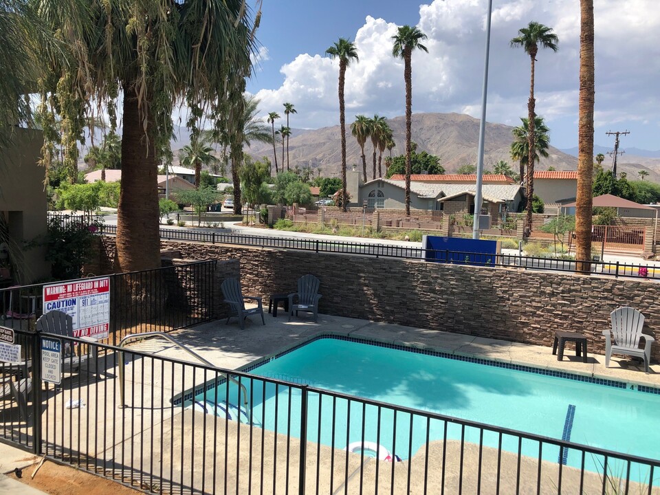 Palm Desert Oasis in Palm Desert, CA - Foto de edificio