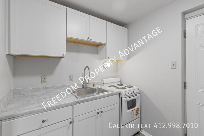 118 Charles St in Mount Oliver, PA - Building Photo - Building Photo