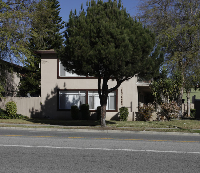 19423 Victory Blvd in Reseda, CA - Building Photo - Building Photo