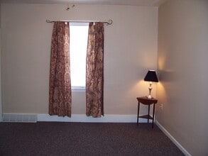 25 Highland Ave, Unit 1 in Mckees Rocks, PA - Foto de edificio - Building Photo