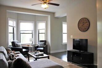 873 W Lill Ave, Unit M in Chicago, IL - Foto de edificio - Building Photo