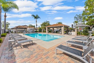 Stonybrook Apartment Homes in Anaheim, CA - Foto de edificio - Building Photo