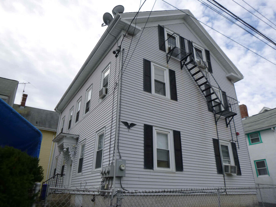 4 Brown St in Pawtucket, RI - Building Photo