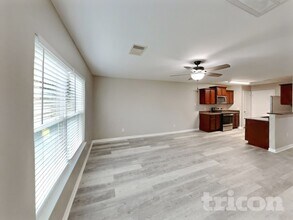 32608 Decker Creek Dr in Pinehurst, TX - Building Photo - Building Photo