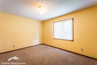 1909 Crescent Dr in Manhattan, KS - Building Photo - Building Photo